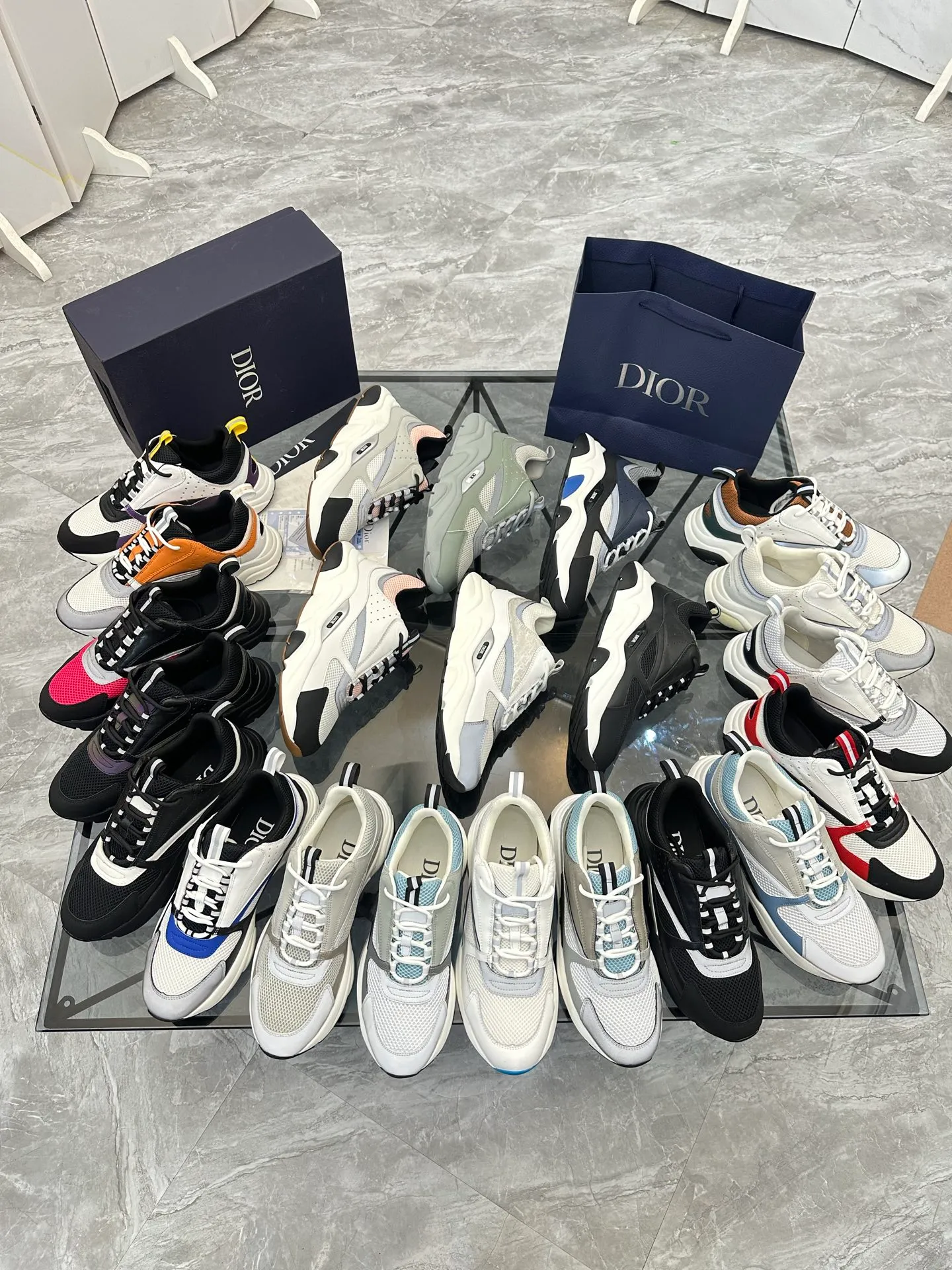Men's shoes: 💰P460¥ Ready in Guangzhou, fully packaged Product trademark: Dior* "Dior*" low-top casual shoes Regular size: 38-46 (can be customized to 47) B22 Product materials: imported cowhide leather upper spliced ​​with original fabric, breathable lining, original outsole. Number: 920